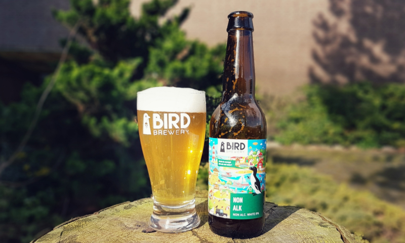Non Alk bier van Bird Brewery buiten